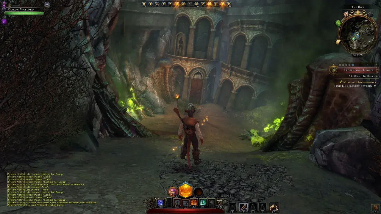 Postać w grze Neverwinter Online zbliża się do mrocznej, kamiennej budowli z łukami i drzwiami.