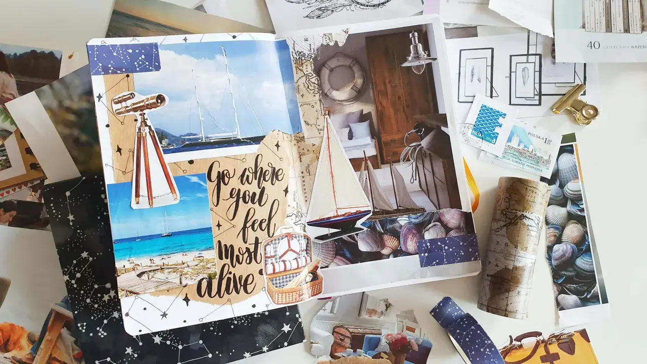 Kolaż z wycinków gazet, inspirujący do podróży: jachty, plaża, luneta, mapy, muszle i walizka. "Go where you feel most alive".