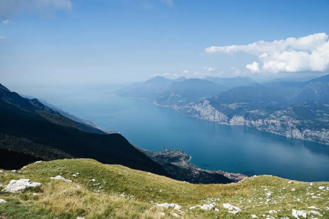 Blick vom Monte Baldo auf den Gardasee. Ein perfekter Ort für **Monte Baldo Wandern** mit atemberaubender Aussicht.