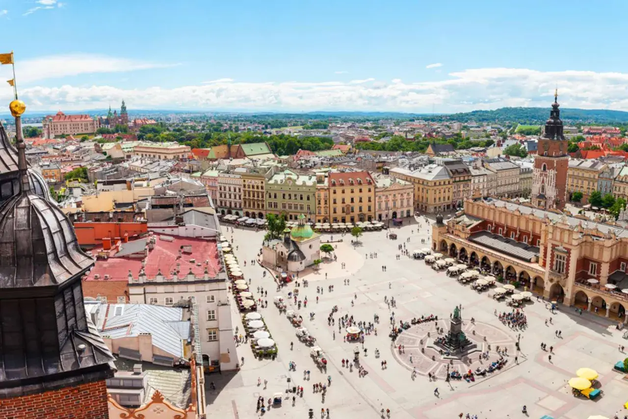 Blick über den Marktplatz in Krakau mit dem Tuchhallen und der Marienkirche. Entdecken Sie Krakau Geheimtipps von oben!