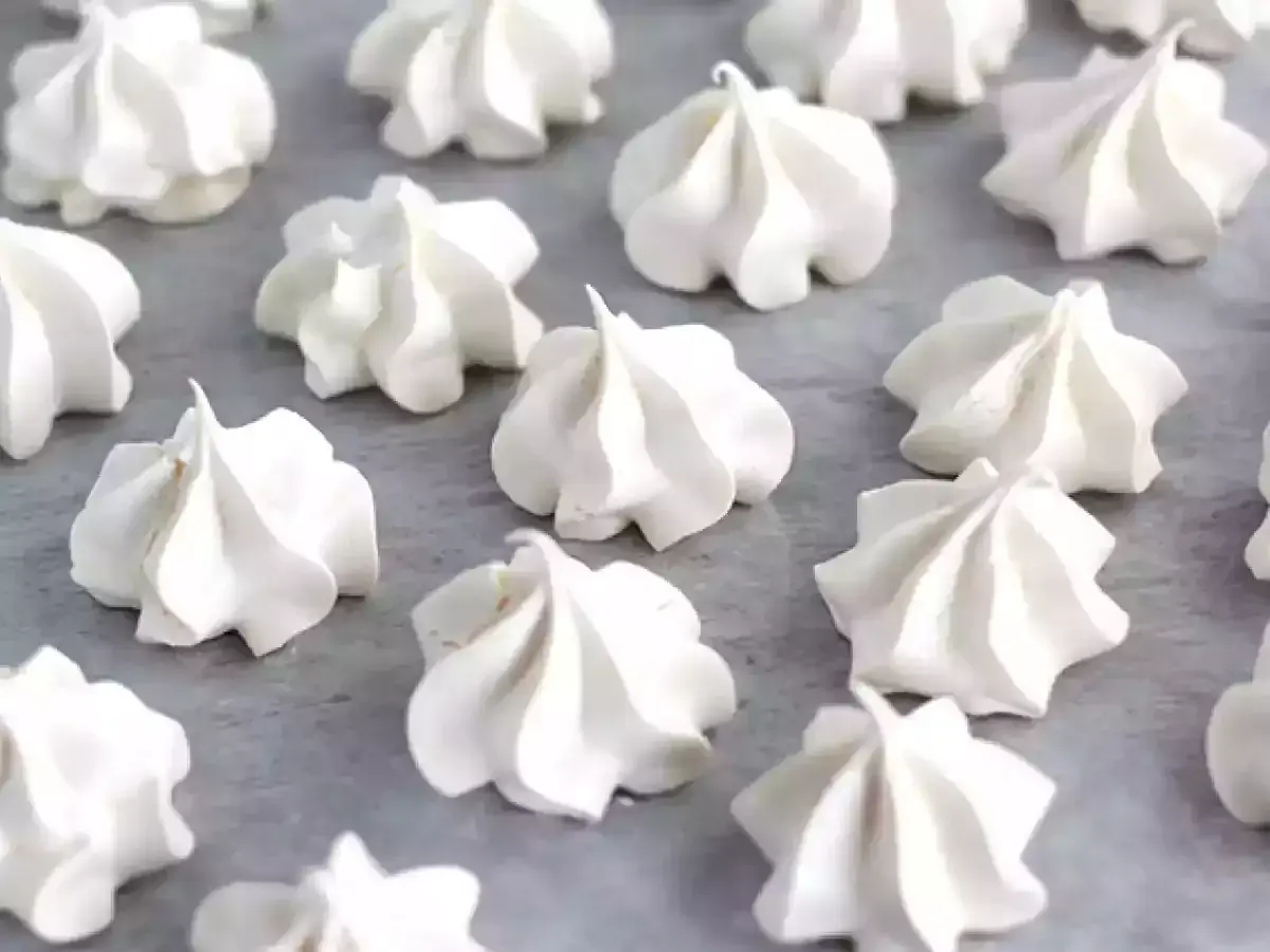 Une belle **recette meringue** : des petits nuages blancs et aériens disposés sur une plaque.