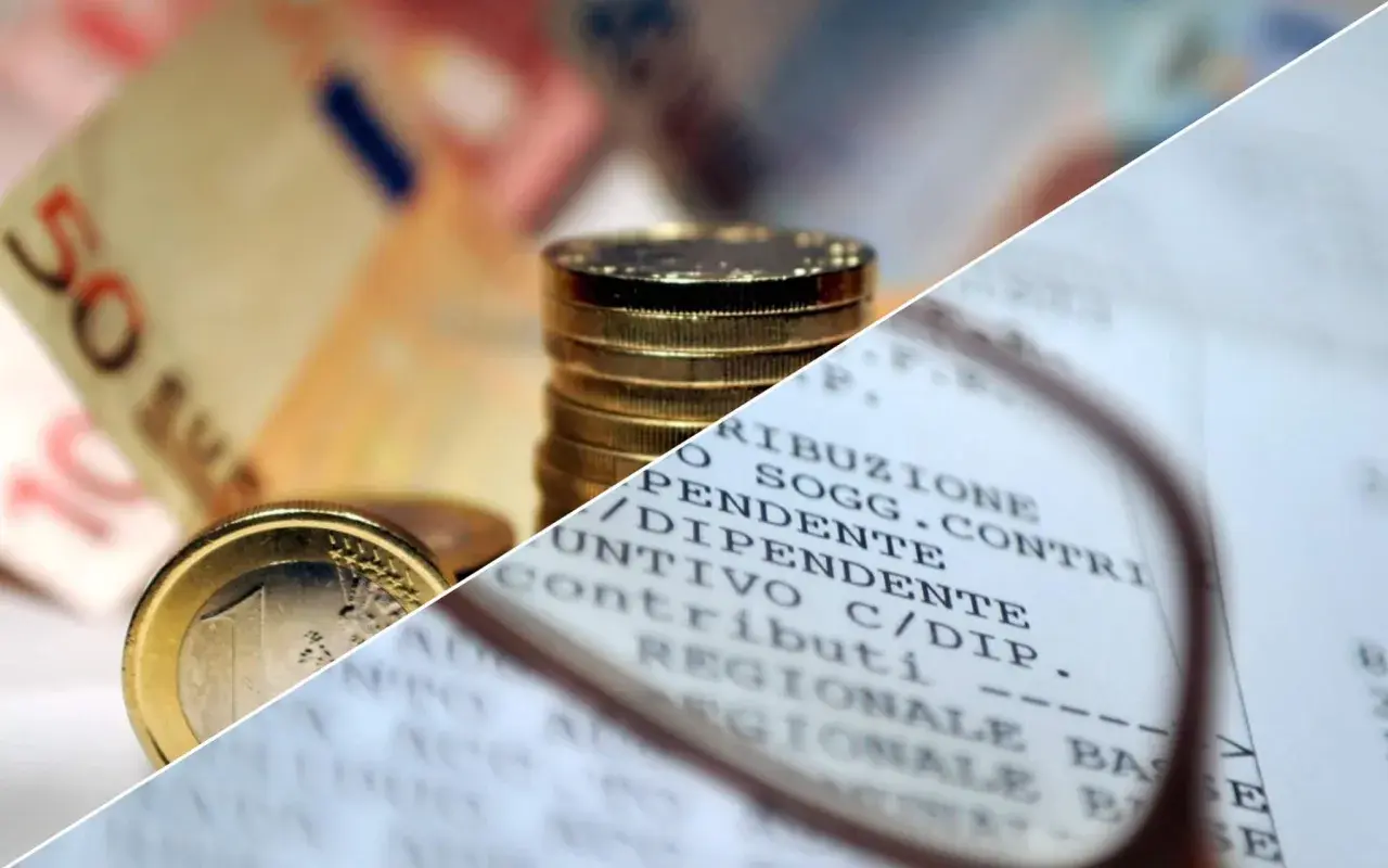 Euro in monete e banconote, con un documento che mostra voci come "contributi" e "dipendente", evocando il momento in cui viene pagata la quattordicesima.