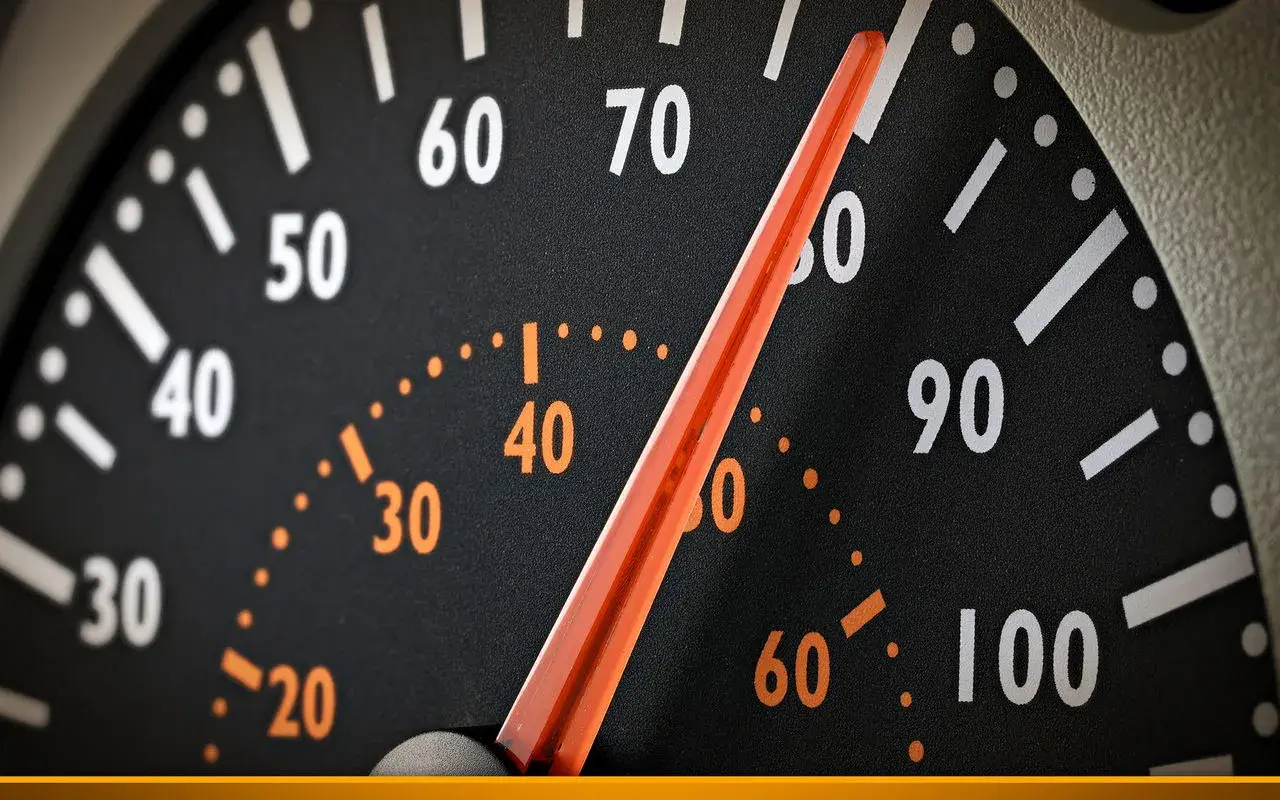 Tacho zeigt 40 km/h. Aufpassen, das Tempolimit in Portugal ist oft niedriger.