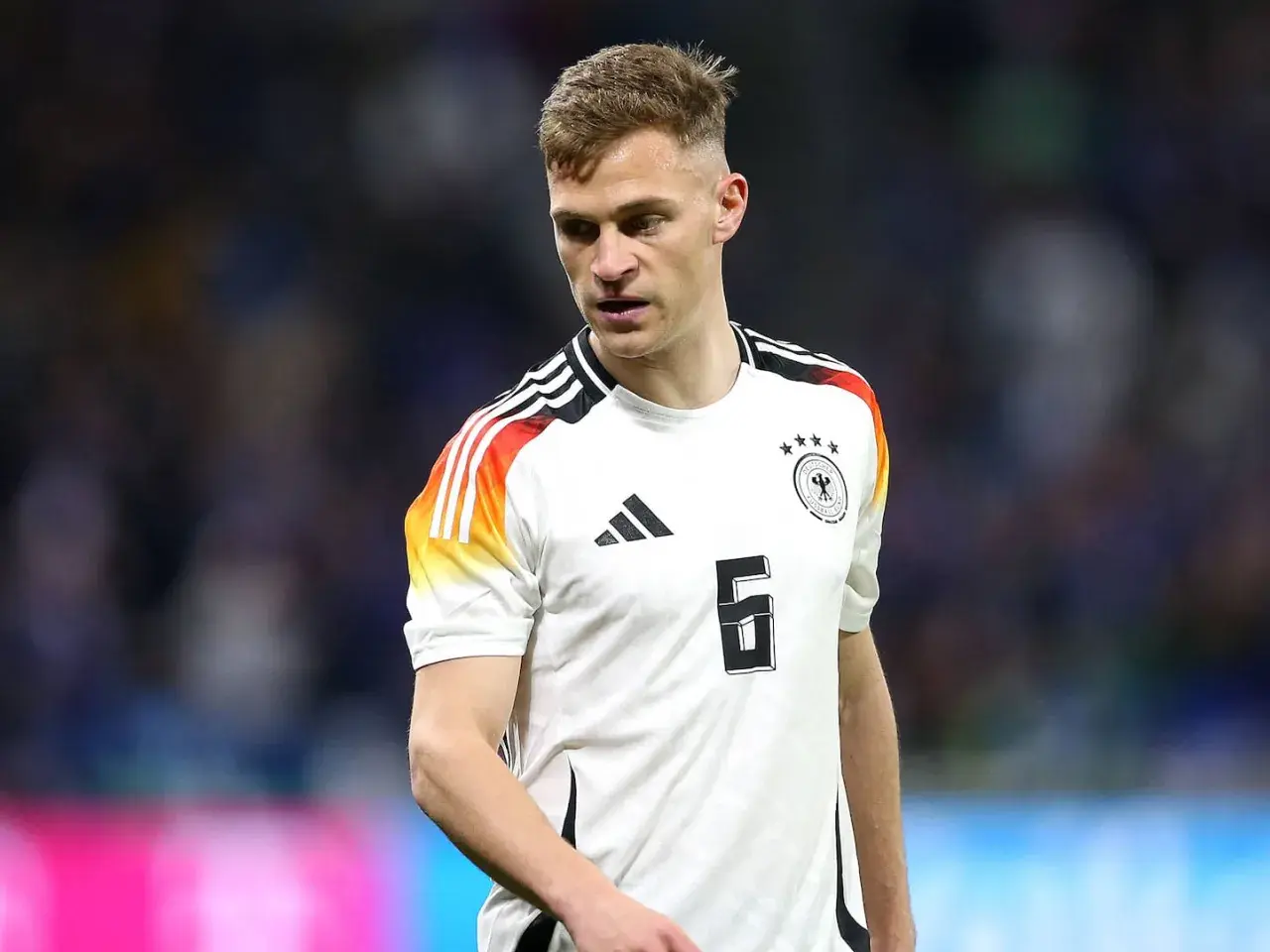 Ein deutscher Fußballspieler, ein starker defensiver Mittelfeldspieler, trägt das Trikot mit der Nummer 6.