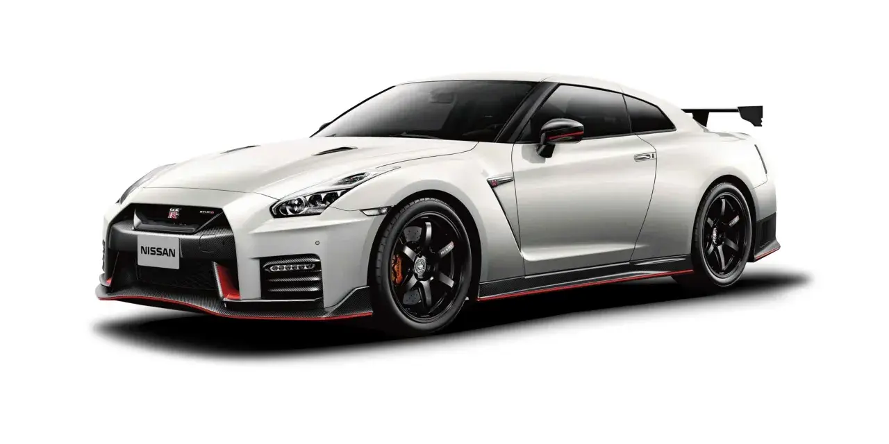 Biały Nissan GT-R Nismo z czerwonymi akcentami, sportowym spojlerem i czarnymi felgami.