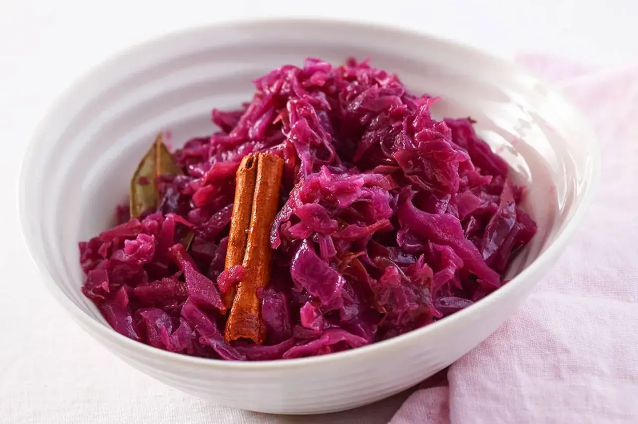 Schmoriger Rotkohl mit Zimtstange und Lorbeerblättern, perfekt für Ihr Rotkohl Rezept.