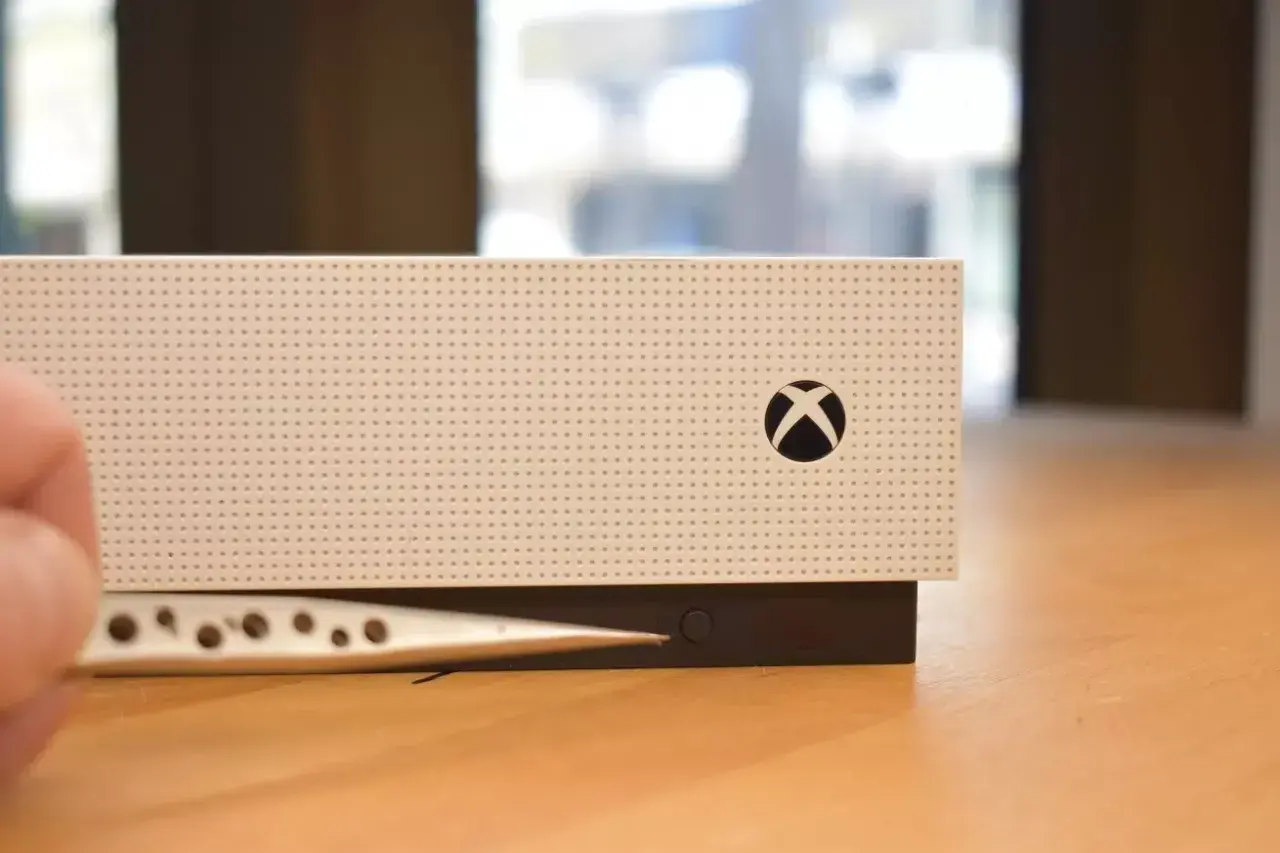 Przycisk parowania na konsoli Xbox Series S. Dowiedz się, jak sparować pada Xbox Series S, by rozpocząć grę.