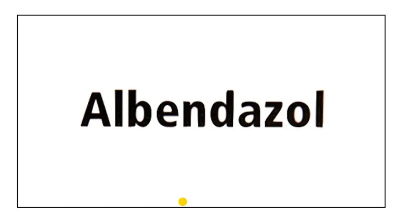 Napis "Albendazol" na białym tle. Lek ten pomaga w leczeniu infekcji pasożytniczych.