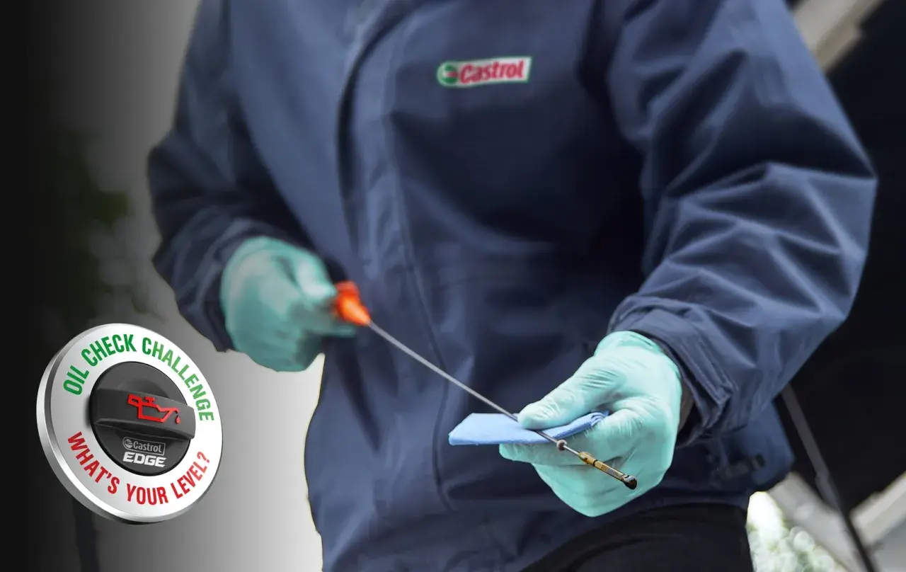 Sprawdź, ile się wlewa oleju do silnika, czyszcząc bagnet. Castrol Edge zachęca do kontroli poziomu oleju.