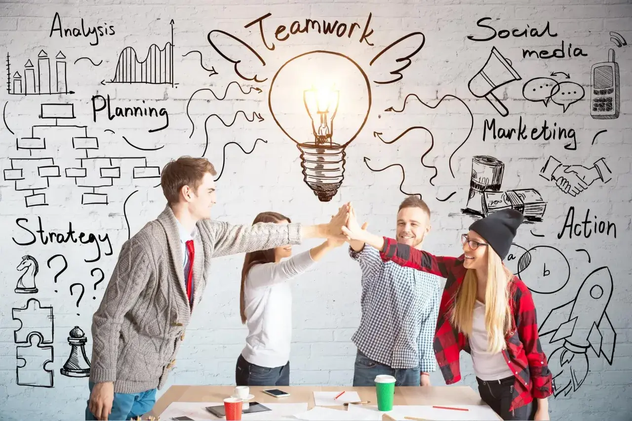 Team che celebra un successo, con disegni di strategia, pianificazione e gestione dei conflitti sullo sfondo.