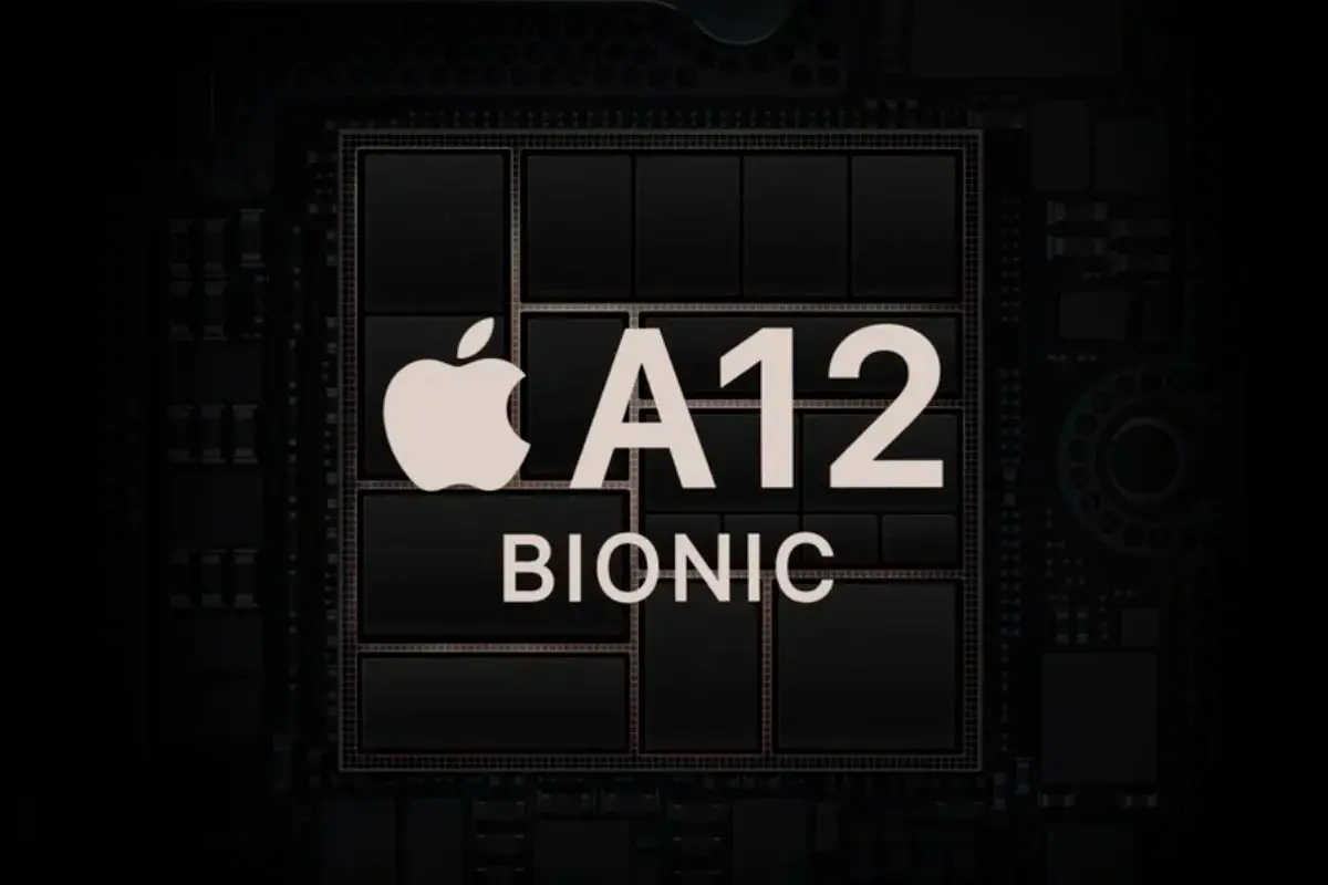 Logo Apple i napis A12 BIONIC na tle układu scalonego, serca iPhone XS.