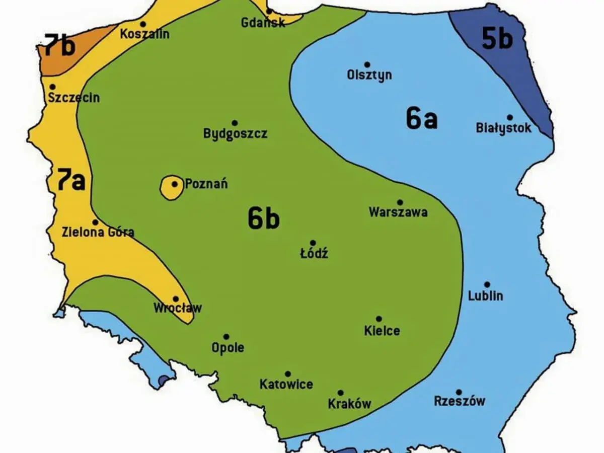 Mapa Polski z podziałem na strefy klimatyczne. Różne kolory oznaczają różne poziomy strefy przemarzania, od cieplejszych na zachodzie (7a, 7b) po chłodniejsze na wschodzie (5b, 6a).