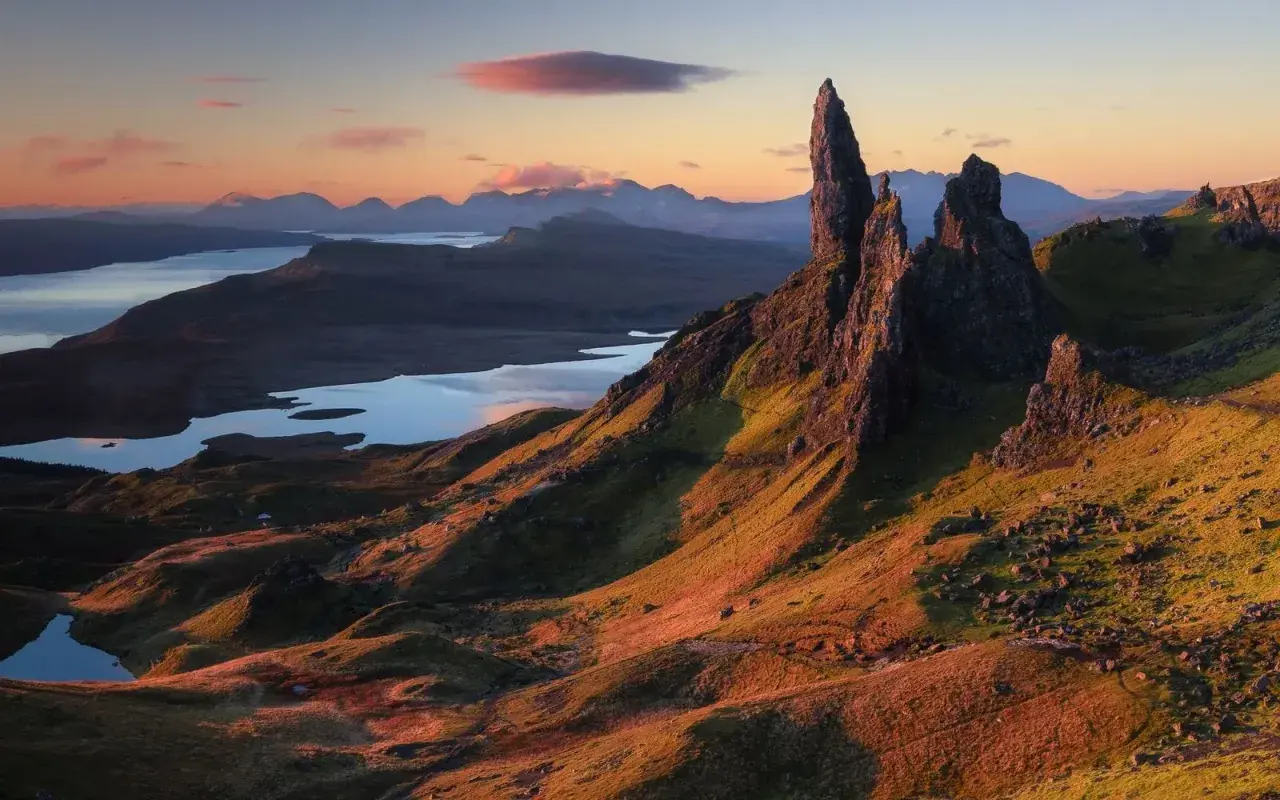 Spektakularne formacje skalne na wyspie Skye, Szkocja. Warto zobaczyć to miejsce o zachodzie słońca, gdy światło maluje krajobraz.