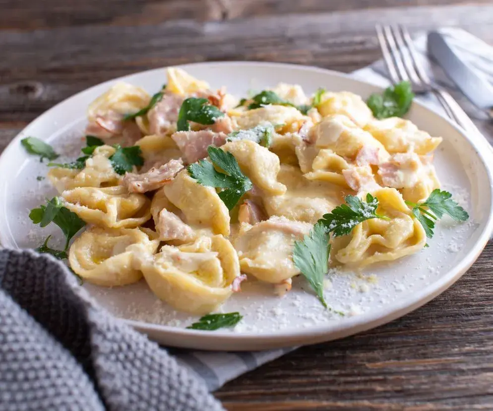 Czym podać tortellini z szynką? 15+ pomysłów na sosy i dania!