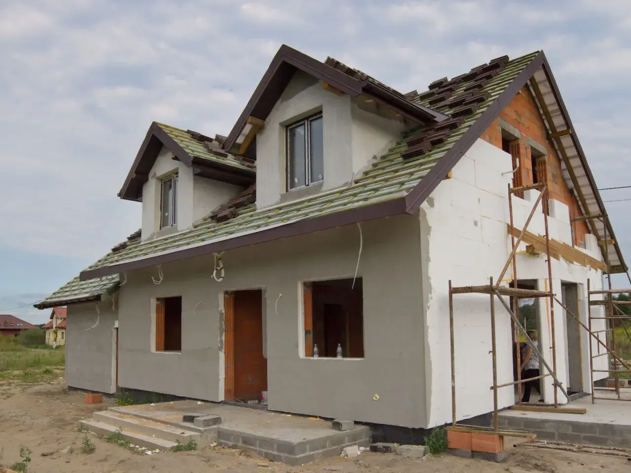 Budowa domu w toku, ściany ocieplone styropianem. Zastanawiasz się, czym najlepiej ocieplić dom?