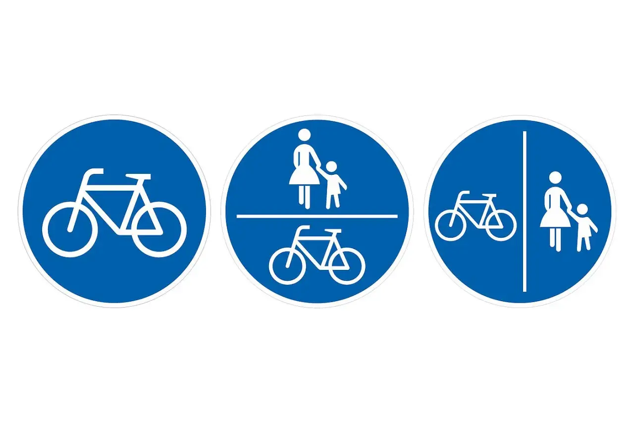 Drei blaue Verkehrsschilder: Fahrrad, getrennter Radweg markierung für Radfahrer und Fußgänger, und kombinierter Rad- und Fußweg.
