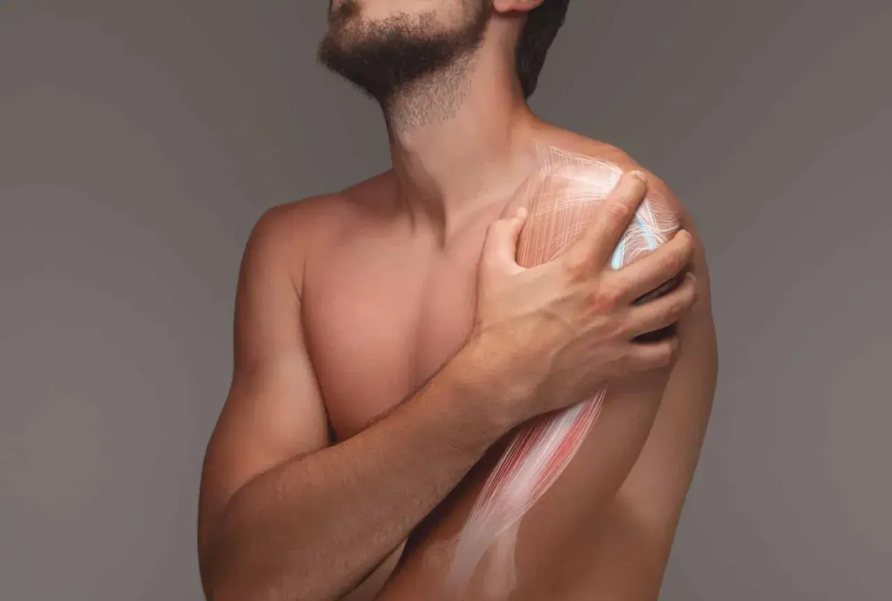 Homme tenant son épaule douloureuse, illustration des muscles du biceps. Comment soigner tendinite long biceps.
