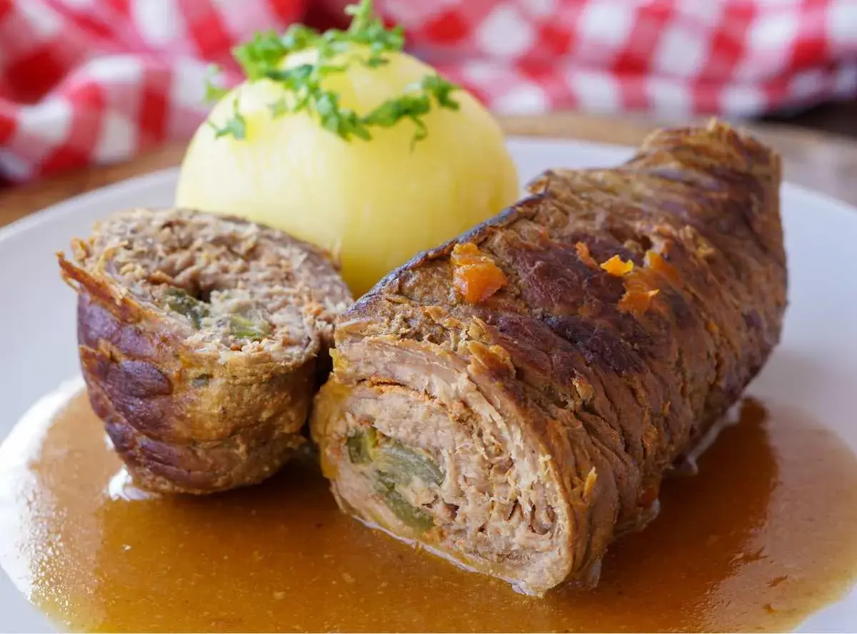 Herzhaftes Rouladen Rezept mit Kartoffelklößen und Soße. Ein Klassiker der deutschen Küche, der immer schmeckt.