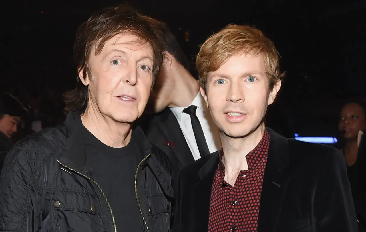 Paul McCartney i Beck, jakby szukali drogi do wspólnego utworu.