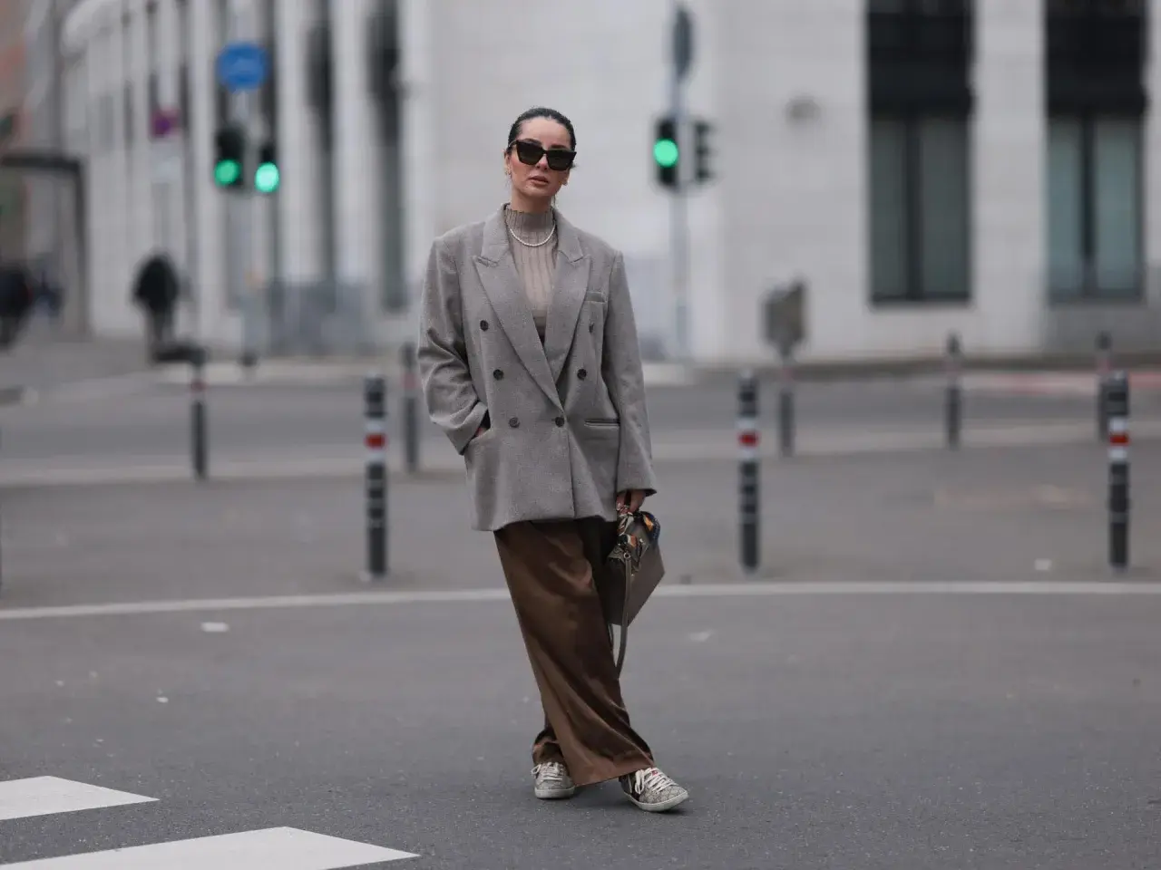 Grauer Oversize-Blazer und braune Satinhose: Perfekt, welche Jacke zu weiten Hosen passt. Modisch und bequem in der Stadt.