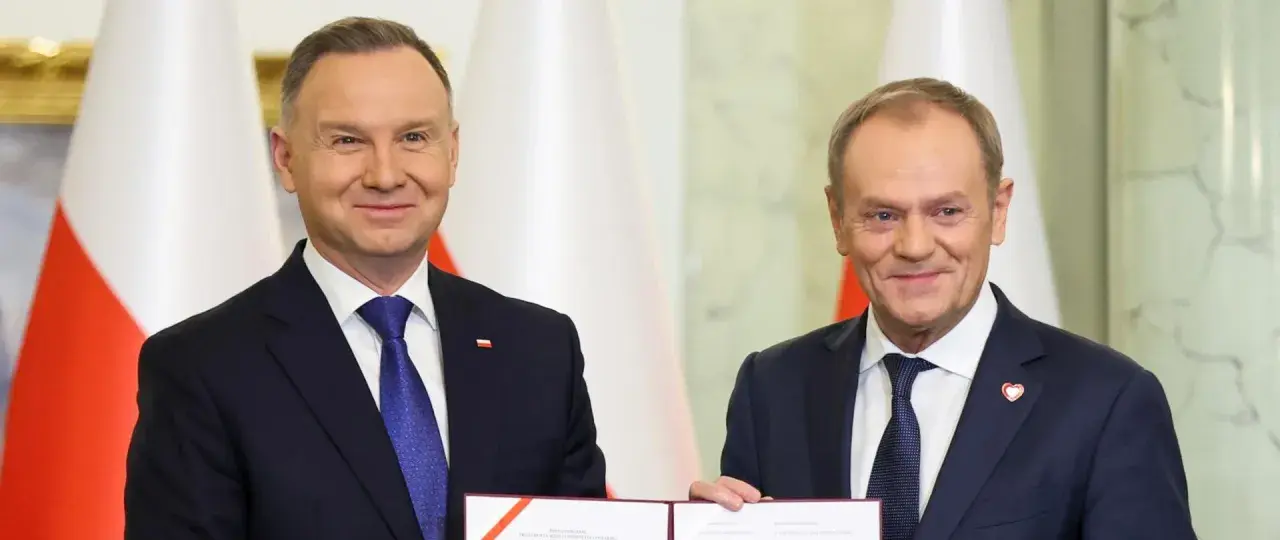 Prezydent Duda i premier Tusk pozują do zdjęcia z dokumentem. To może być moment, kiedy kończy się kadencja premiera Tuska.