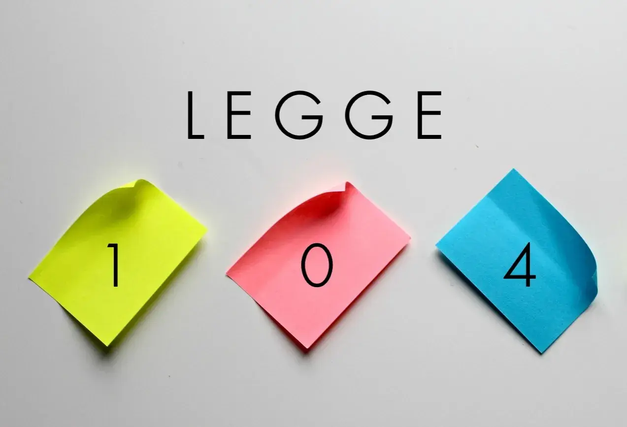 Novità Legge 104: focus sul part-time. Tre post-it colorati con numeri 1, 0, 4 compongono la cifra.