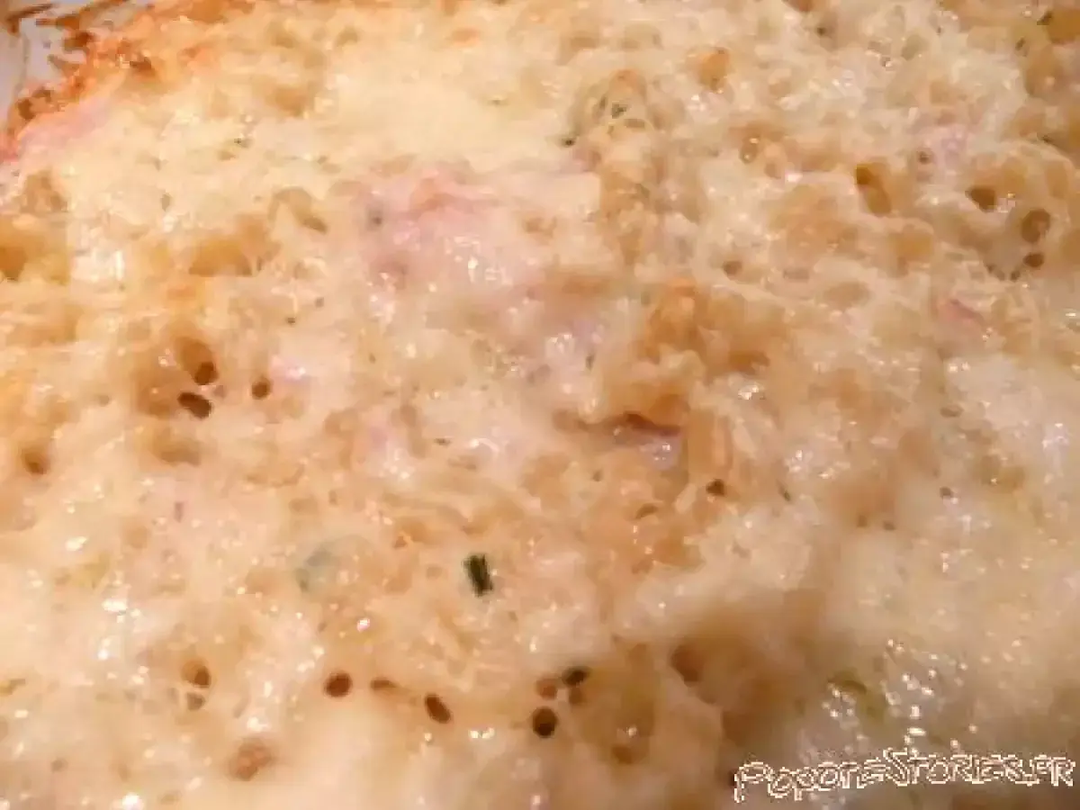 Un gratin de coquillettes au jambon, doré et gratiné, prêt à être dégusté.