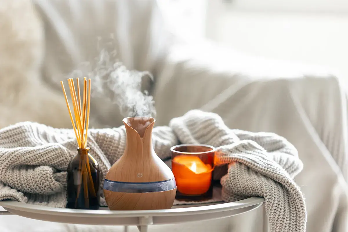 Difusor de aromas, velas y varillas para crear un ambiente acogedor y saber como hacer que huela bien la casa.