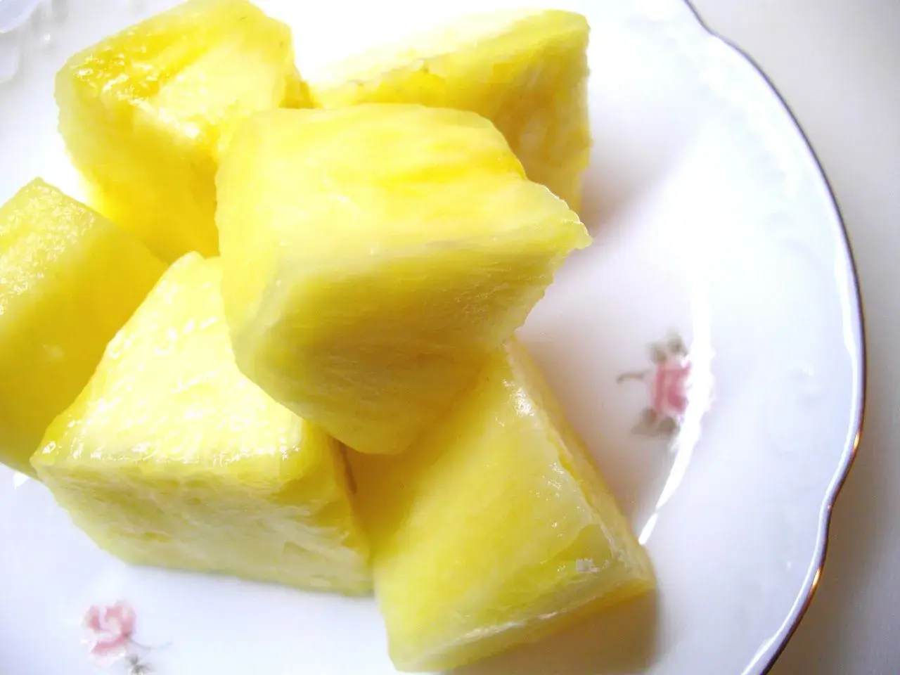 Kawałki ananasa z puszki na talerzyku. Zastanawiasz się, ile kalorii ma ananas z puszki?