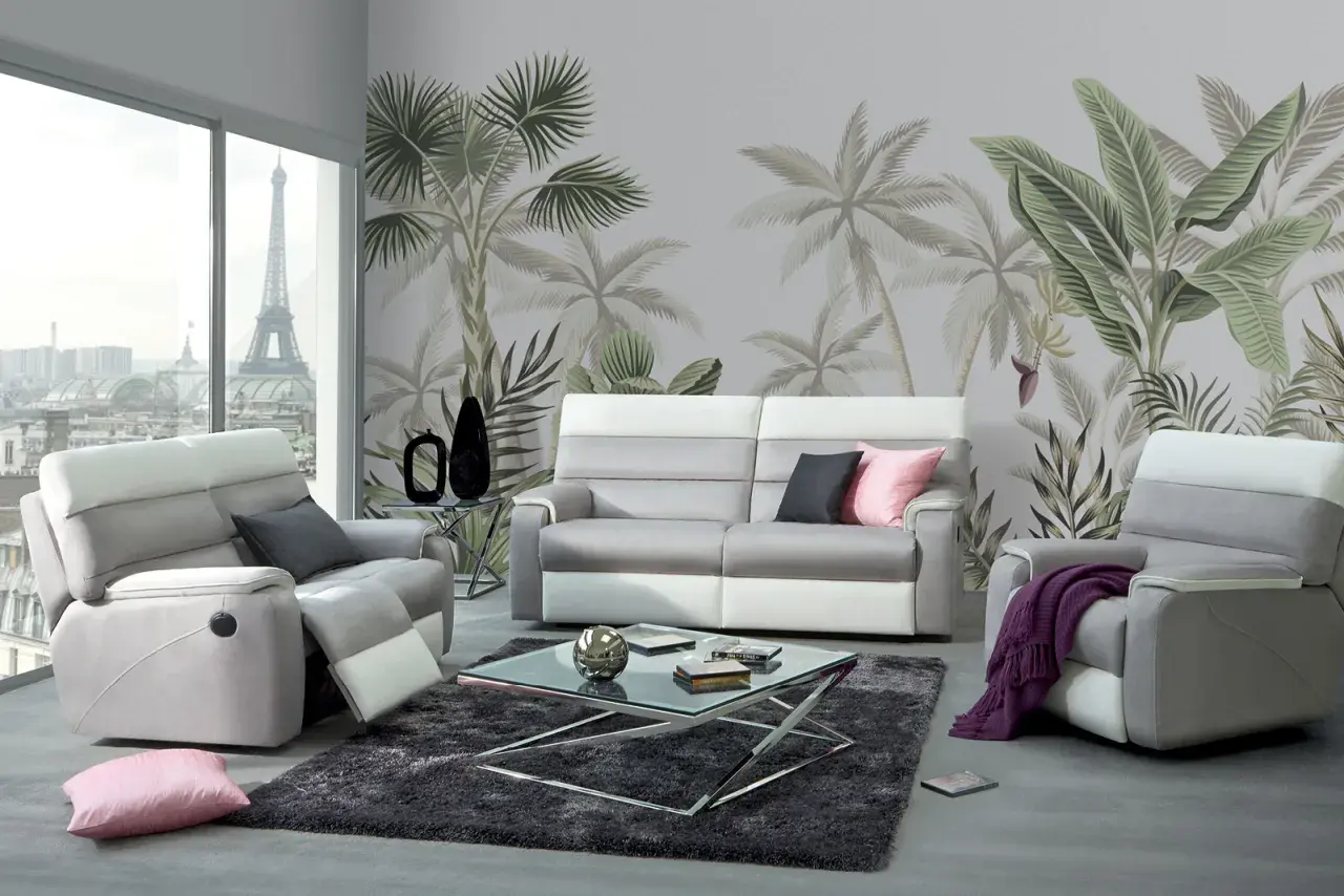 Un salon moderne avec un papier peint tropical, des fauteuils confortables et un canapé gris et blanc. La vue sur Paris ajoute une touche unique à cette deco sejour.