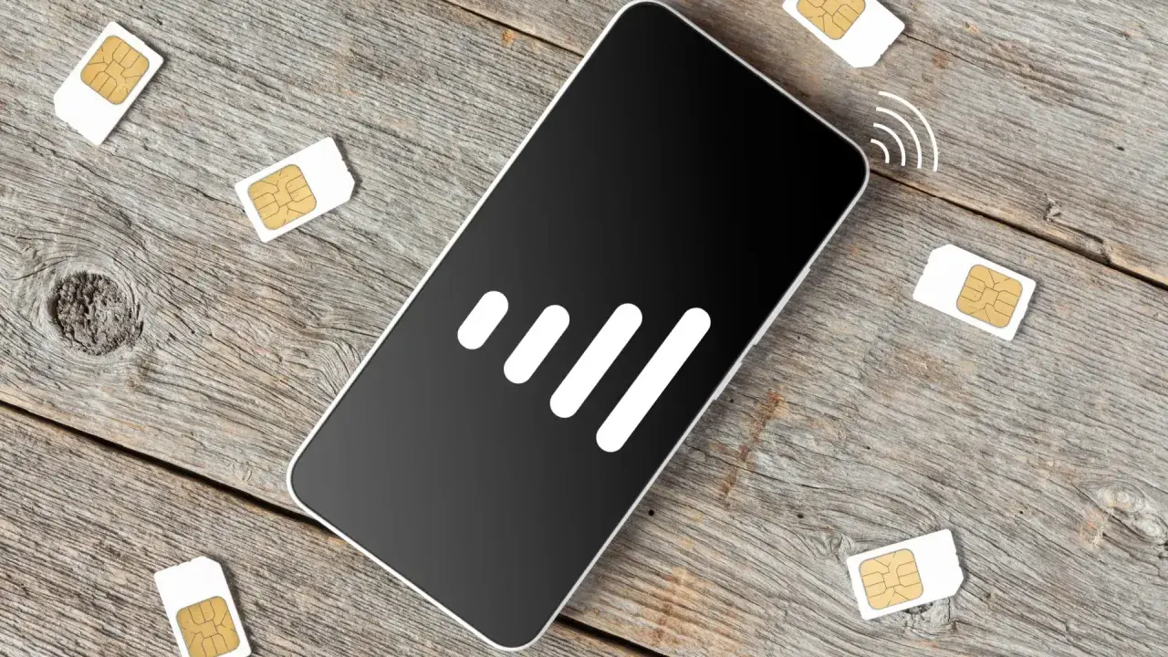 Teléfono sin señal y varias tarjetas SIM esparcidas. ¡Qué fastidio porque no tengo datos móviles!