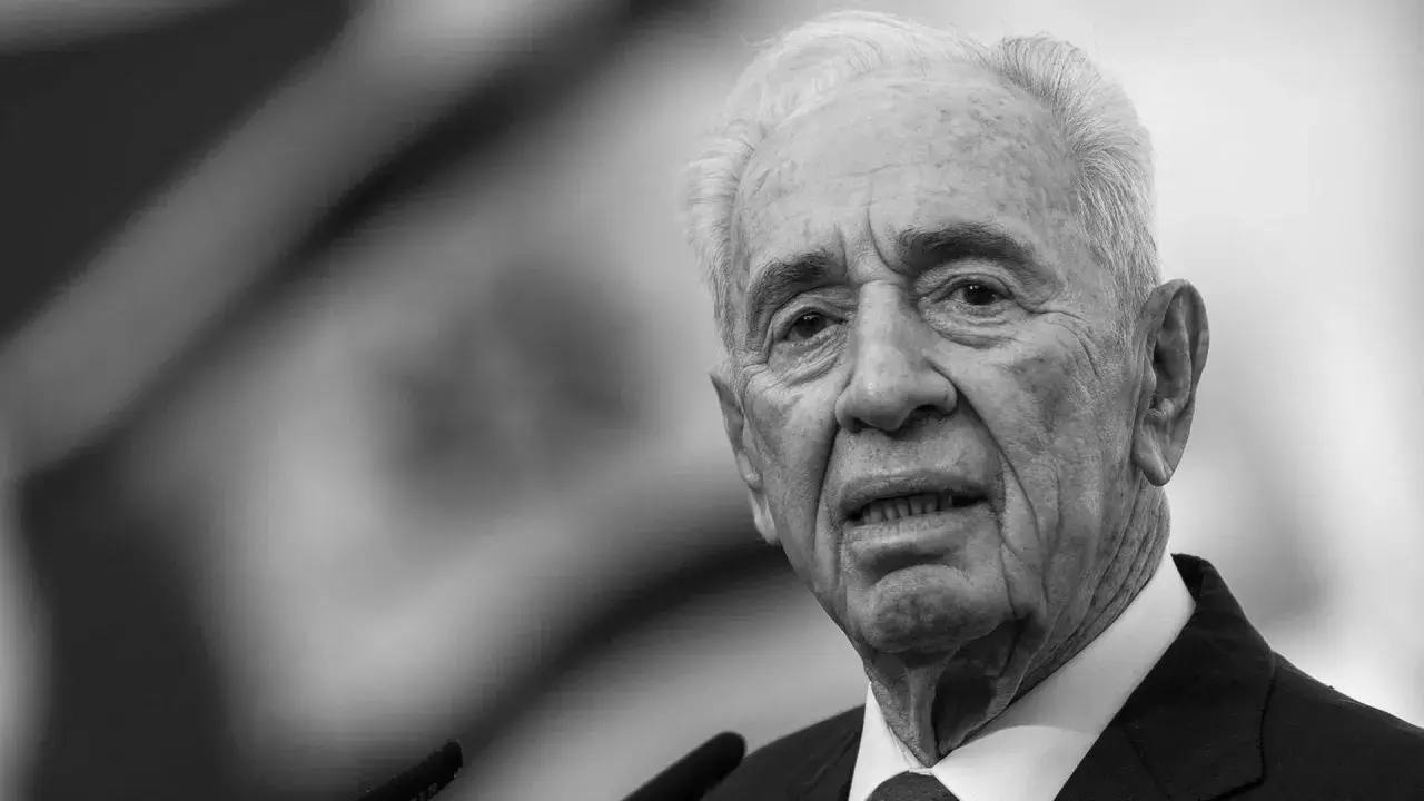 Nahaufnahme von Shimon Peres, dem ehemaligen israelischen Präsidenten, mit Falten im Gesicht und grauem Haar.
