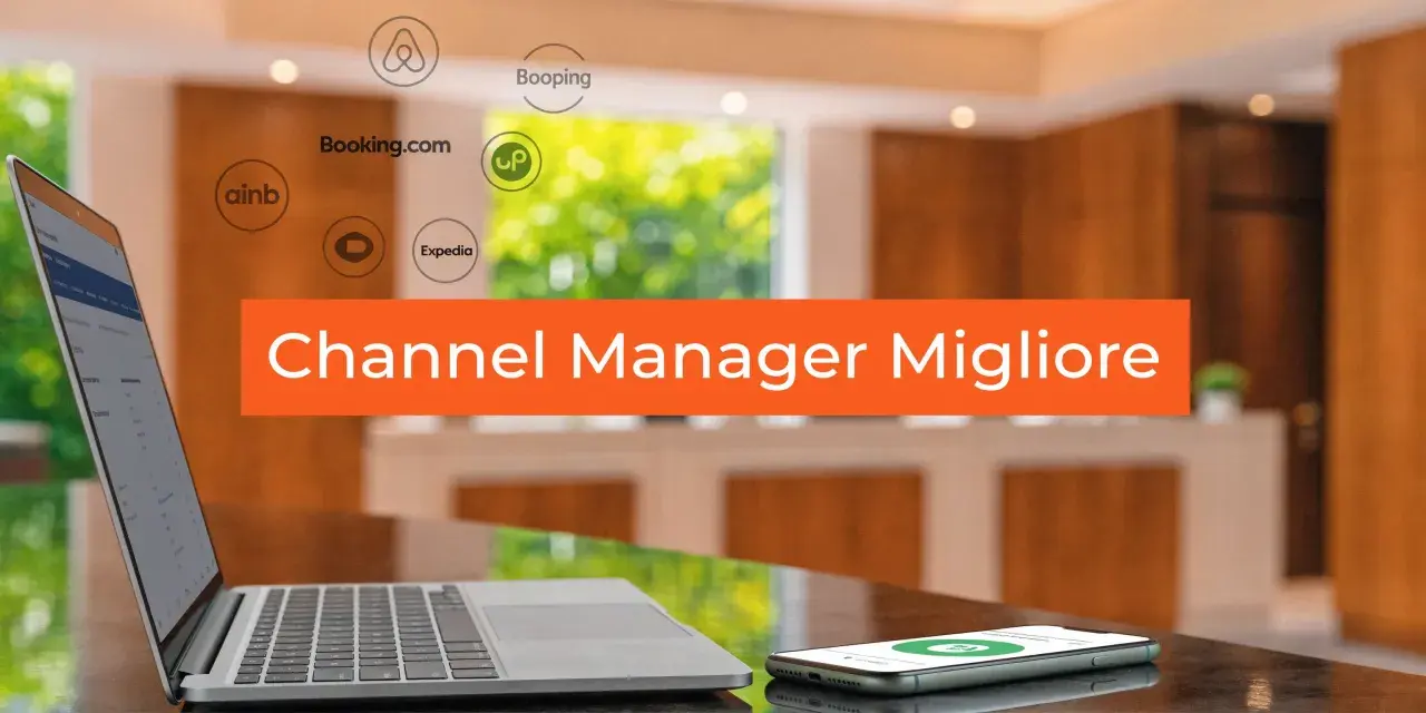 Laptop e smartphone su un tavolo, con loghi di piattaforme di prenotazione e la scritta "Channel Manager Migliore".