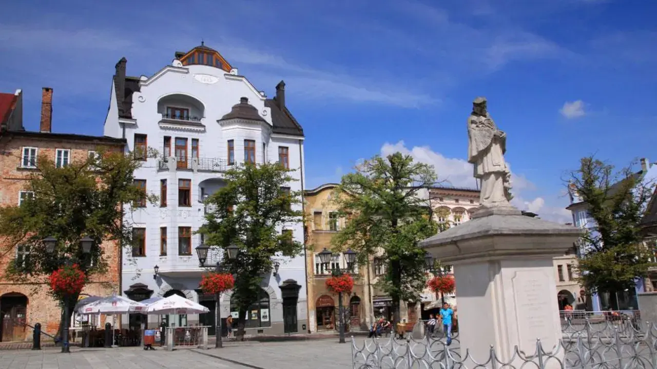Rynek w Bielsku-Białej z pomnikiem i kamienicami. Wspaniałe bielsko-biała atrakcje czekają na odkrycie!