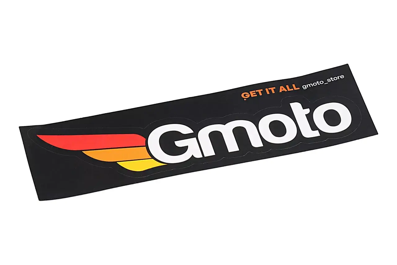 Czarna naklejka na skuter z białym napisem "Gmoto" i kolorowymi skrzydłami. Idealna do personalizacji Twojego pojazdu.