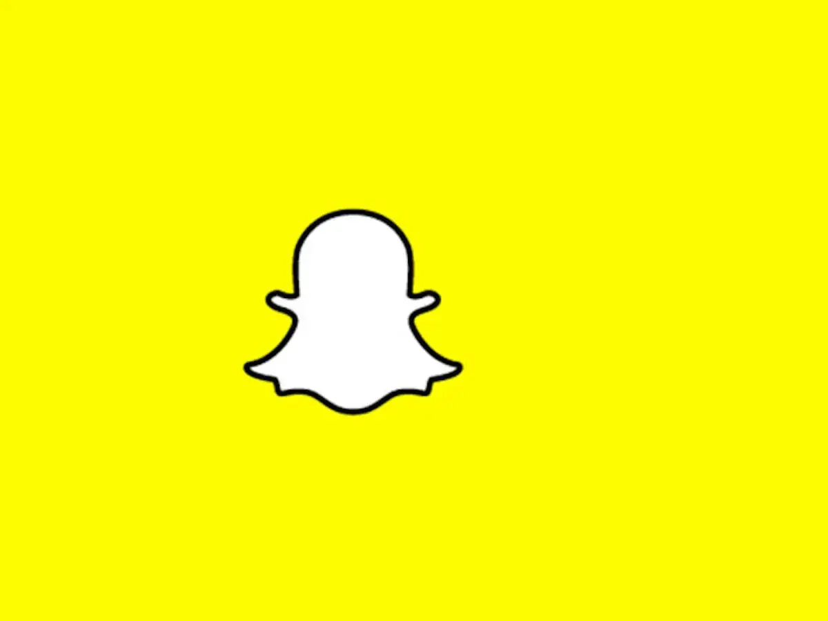 Biały duszek Snapchata na żółtym tle. Dowiedz się, jak odzyskać dni na Snapie i nie stracić cennych wspomnień.