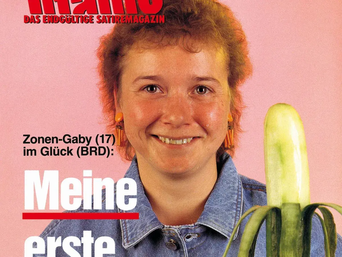 Zonen-Gaby (17) im Glück: Ihre erste Banane. Ein Lächeln und ein grünes Etwas.