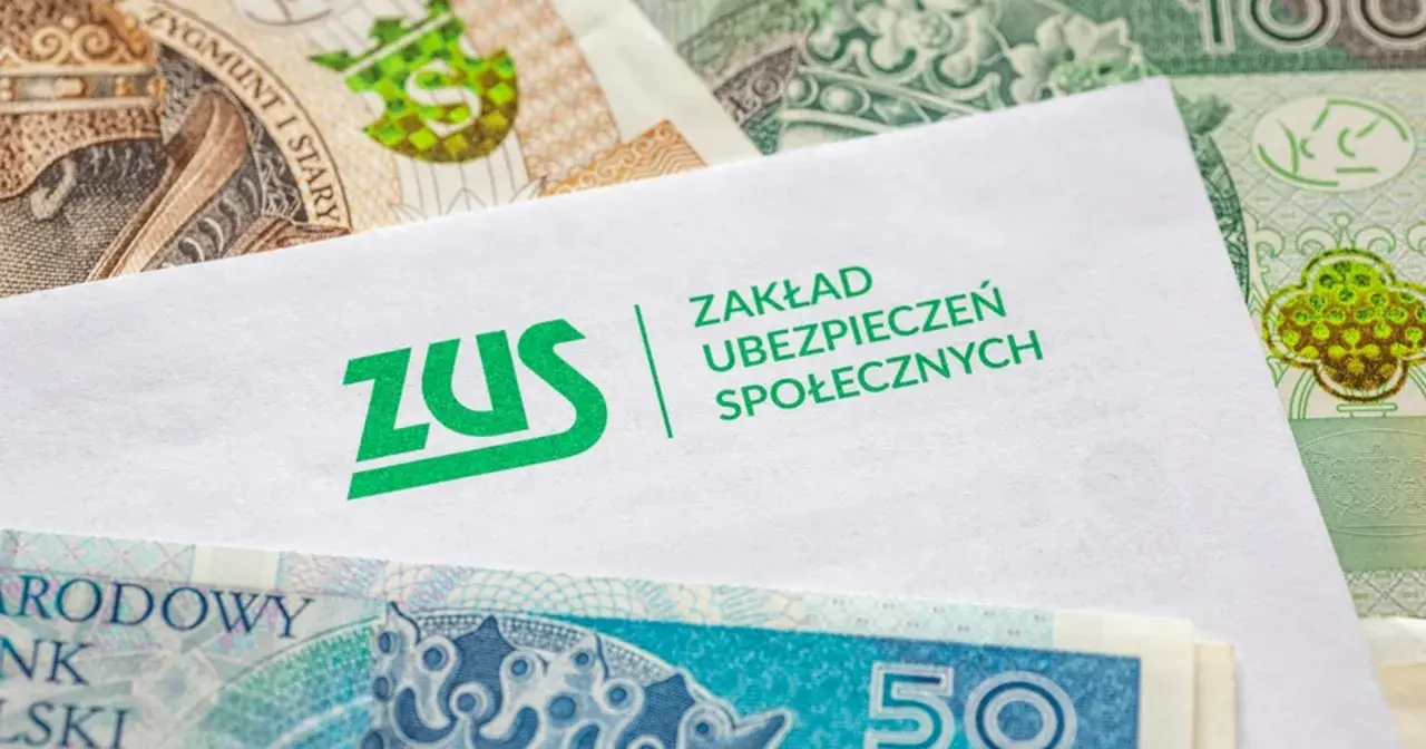 Koperta ZUS na tle polskich banknotów. Czy to zapowiedź wzrostu średniej emerytury w Polsce?