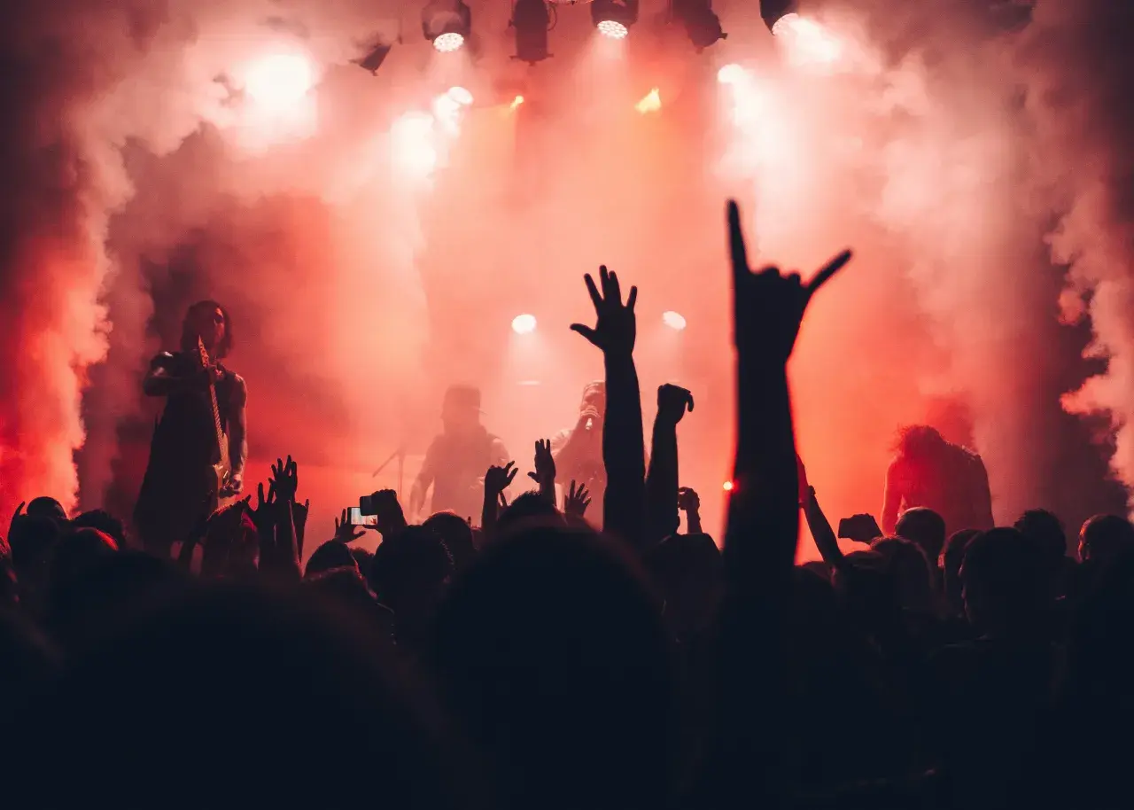 Zespół rockowy na scenie