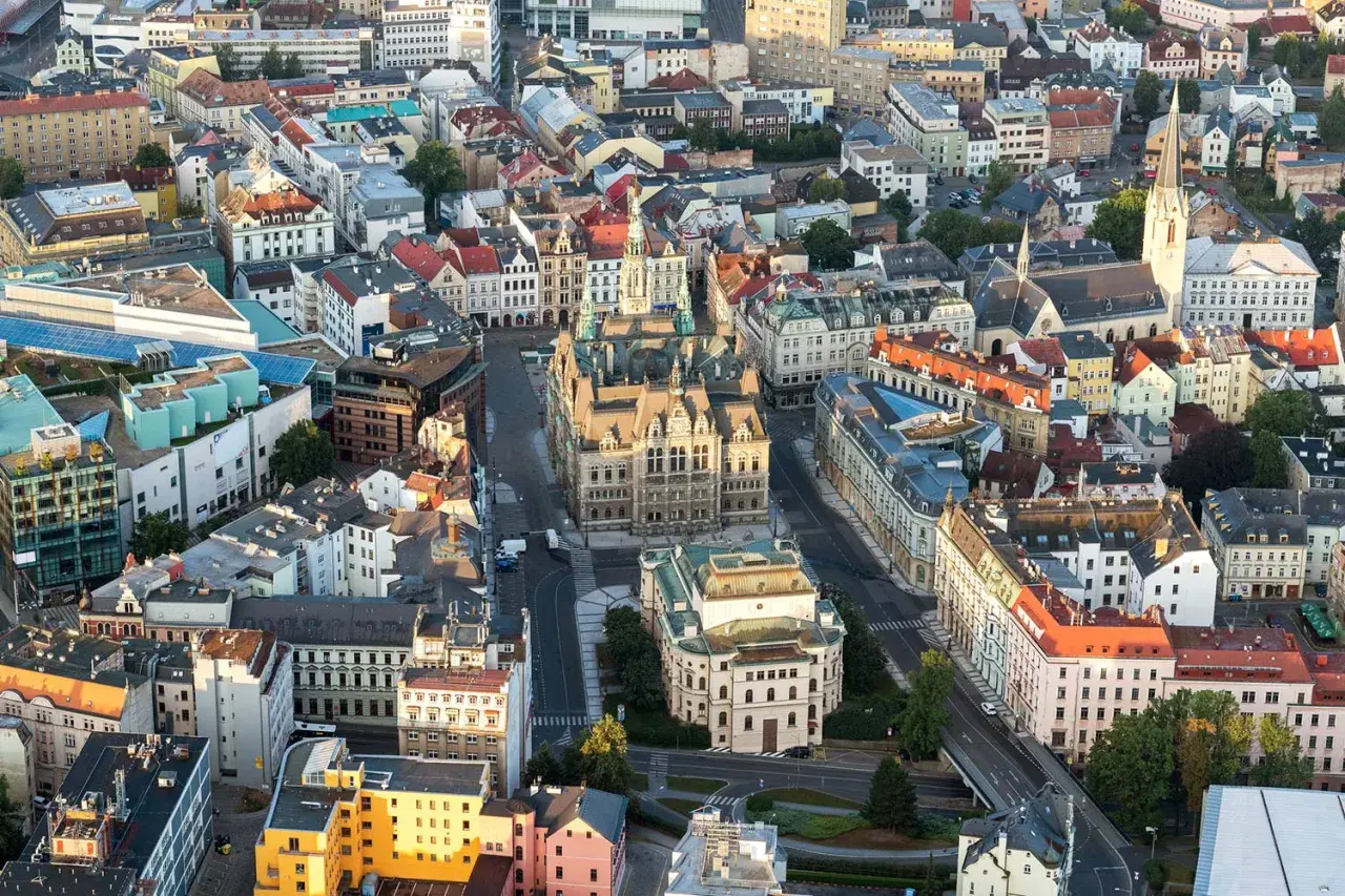 Luftaufnahme der Liberec Altstadt mit dem Rathaus im Zentrum.