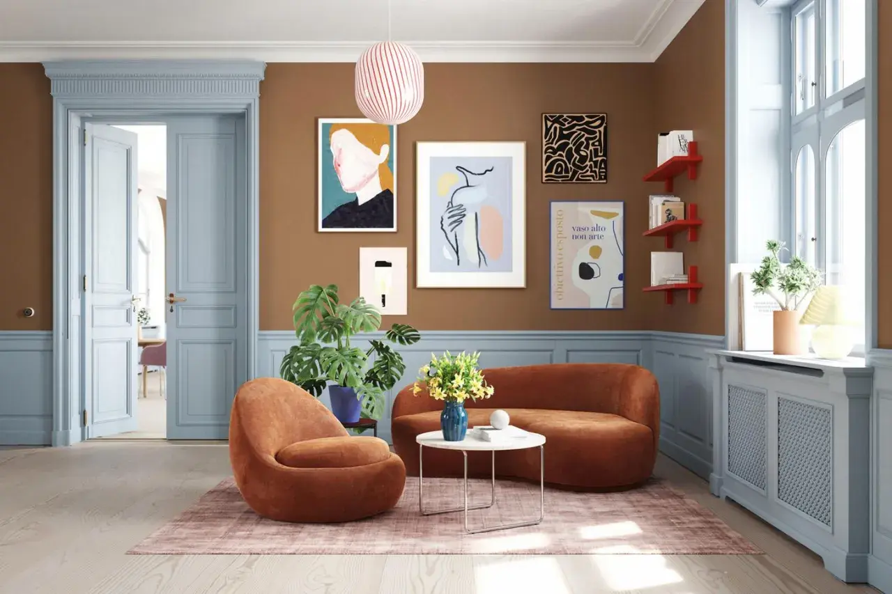 Gemütliches Wohnzimmer mit einer warmen farbpalette braun beige. Orange Sessel und Sofa laden zum Verweilen ein.
