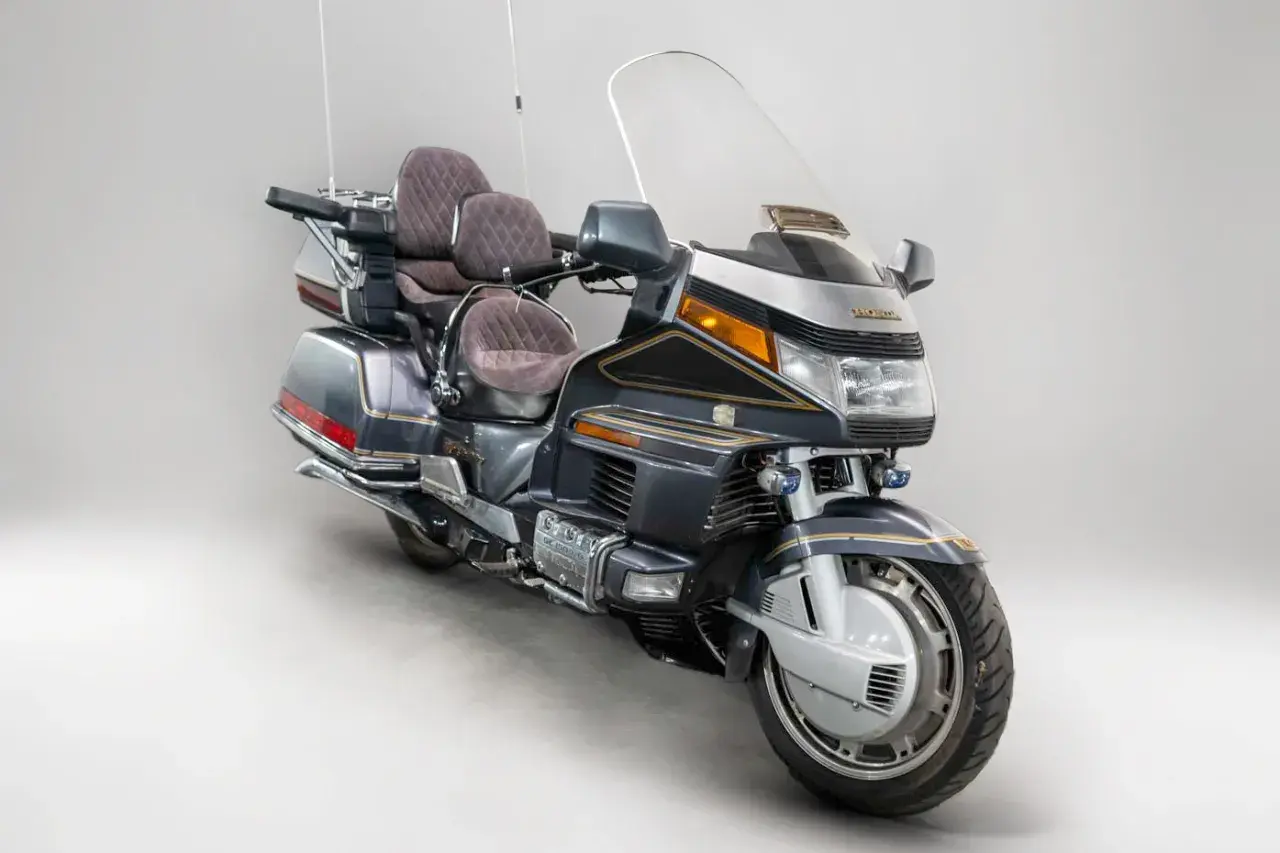 Szary motocykl Honda Goldwing 1500, idealny na długie trasy. Zastanawiasz się nad honda goldwing 1500 spalanie?