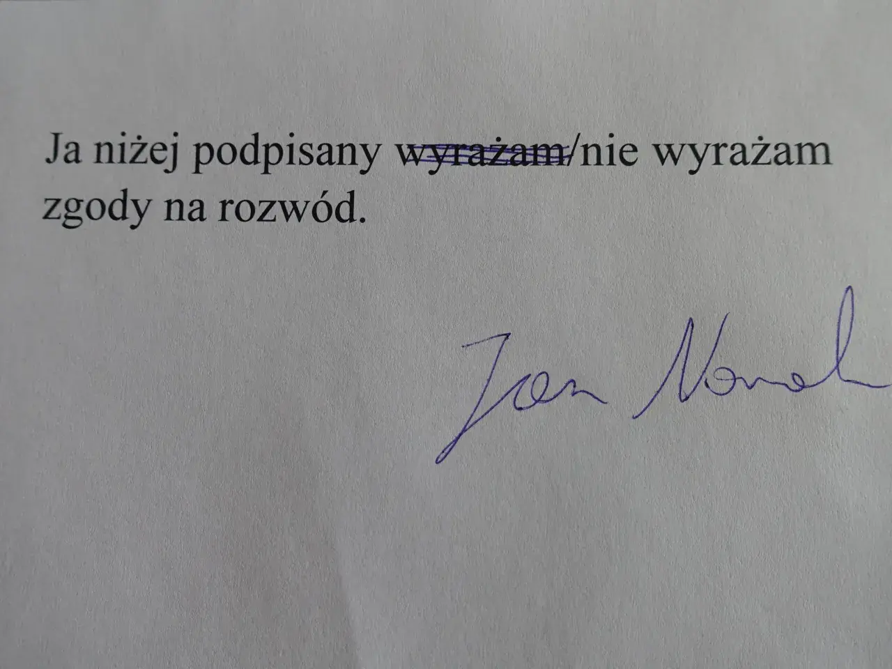 Podpis pod tekstem "Ja niżej podpisany wyrażam/nie wyrażam zgody na rozwód." - to ważny krok, gdy zastanawiasz się, jak złożyć pozew rozwodowy.