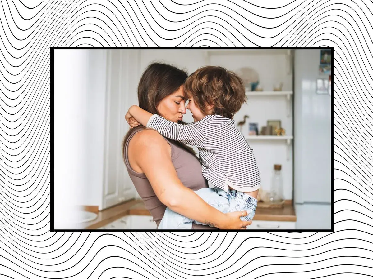 Madre abraza a su hijo, un momento tierno que inspira frases inolvidables para un hijo.