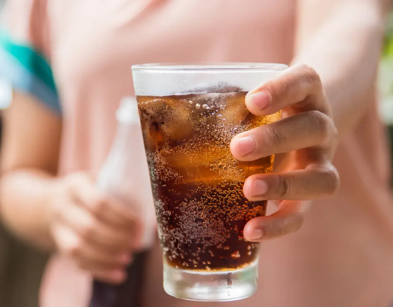 Ile kalorii ma drink whisky z colą? Sprawdź, ile naprawdę zyskujesz