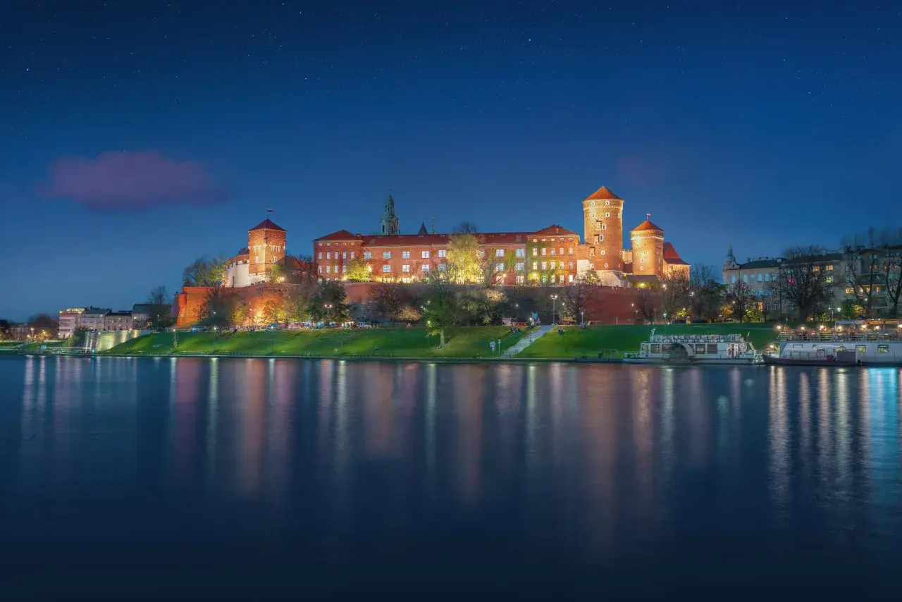 Wawel nocą, odbijający się w Wiśle. Może właśnie stąd wywodzi się legenda o smokach w Krakowie?