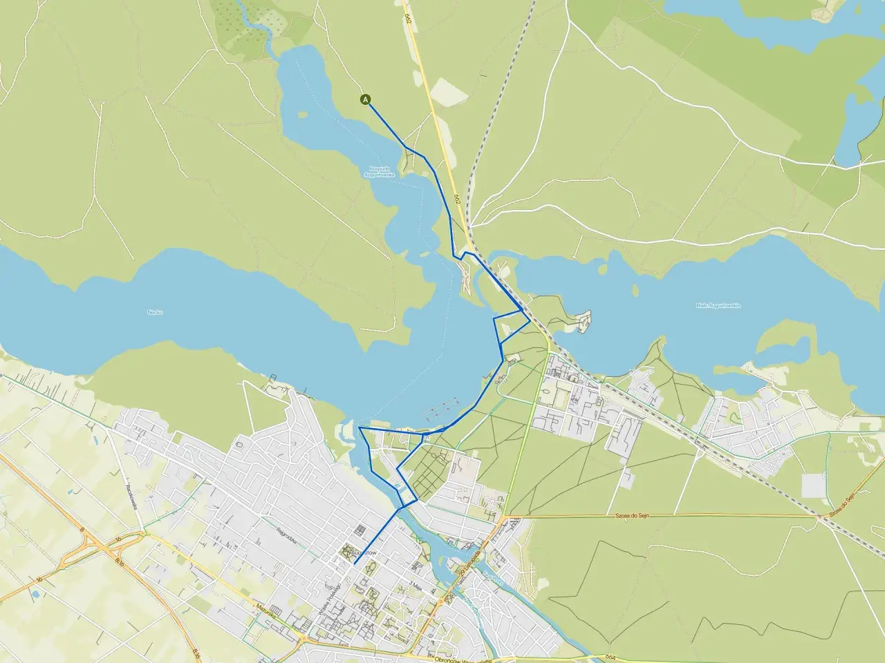 Mapa z zaznaczonymi trasami rowerowymi w Augustowie, prowadzącymi wzdłuż jezior i przez miasto.