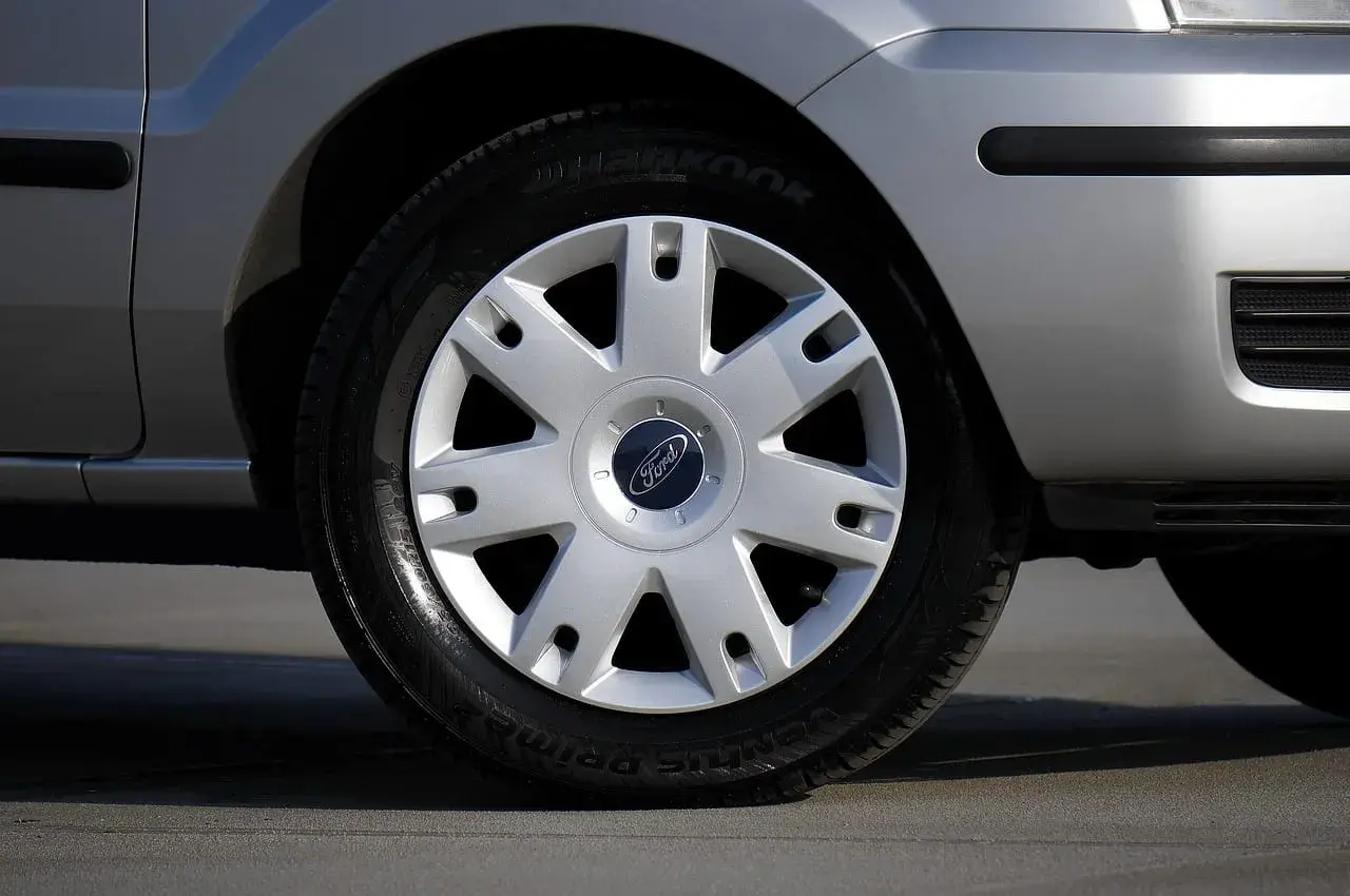 Detalle de la llanta de un coche Ford, con la válvula de la rueda visible.