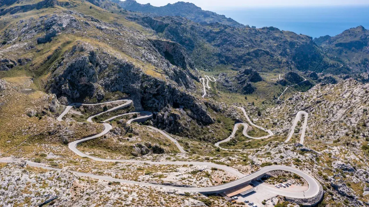 Serpenteante carretera de montaña, considerada la carretera mas peligrosa de España, con innumerables curvas cerradas y vistas espectaculares del mar.