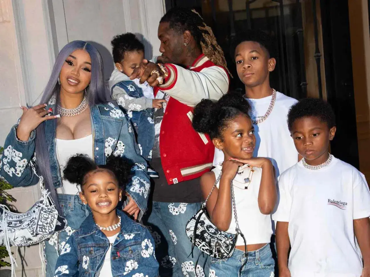 Cardi B z rodziną: mężem, dwójką dzieci i trójką pasierbów.